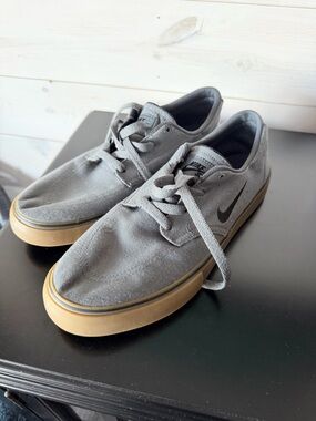 Nike Men’s Grey Canvas Sneakers